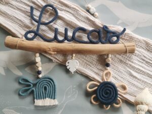 Cadeau personnalisé naissance, bois flotté avec animaux en macramé, prénom Lucas en tricotin